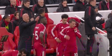 萨拉赫复出送助攻!85天第一次,球迷齐声高歌,名宿发声:留下来 萨拉赫复出送助攻!85天第一次,球迷齐声高歌,名宿发声:留下来